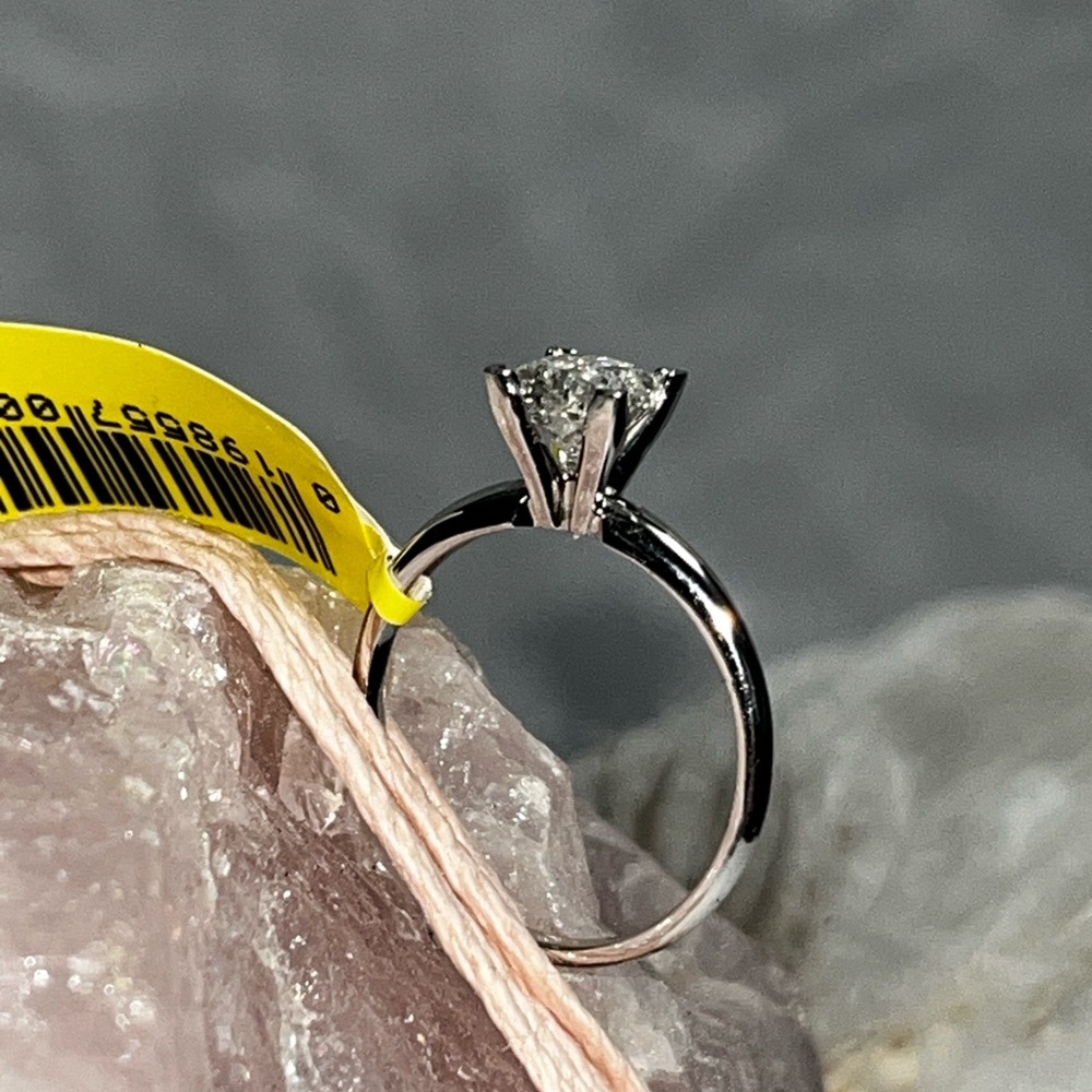 14K white gold natural diamond ring~ one carat, solitaire style~ stamped K UD.